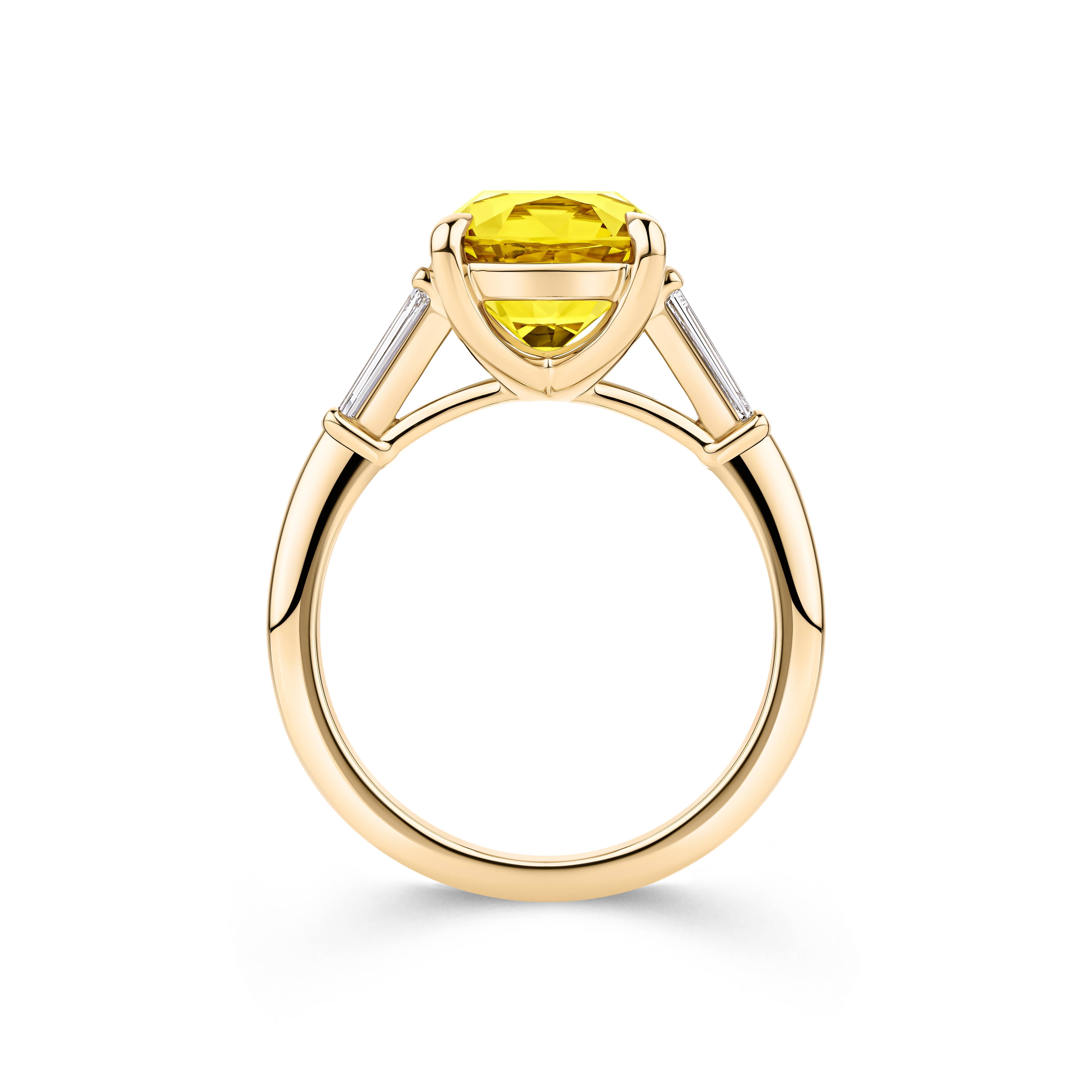 4.65 Carat Golden Sapphire and 0.14 Carat Diamond Ring in 18ct Yellow Gold