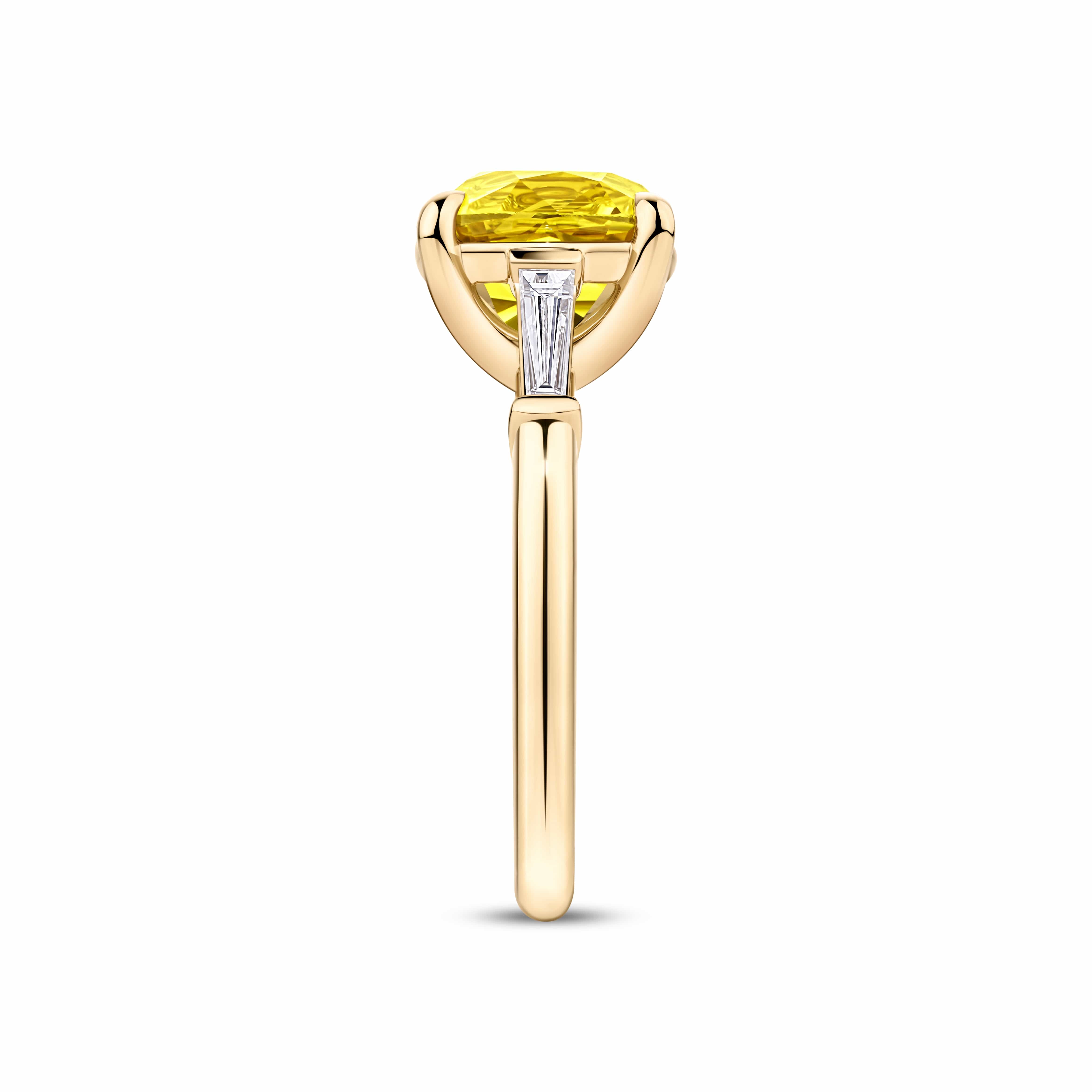 4.65 Carat Golden Sapphire and 0.14 Carat Diamond Ring in 18ct Yellow Gold