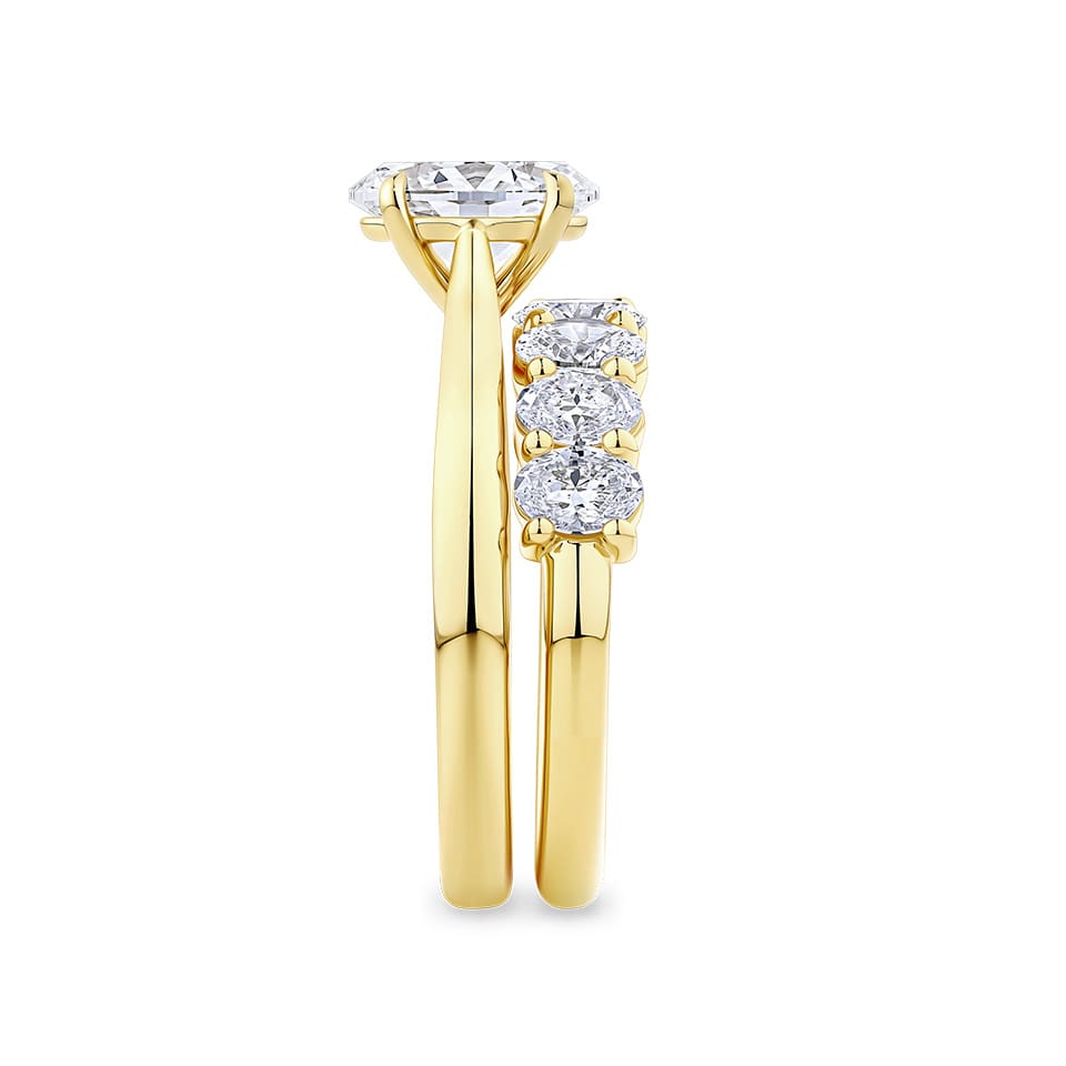Oval Cut Diamond Engagement Ring in 18ct Yellow Gold