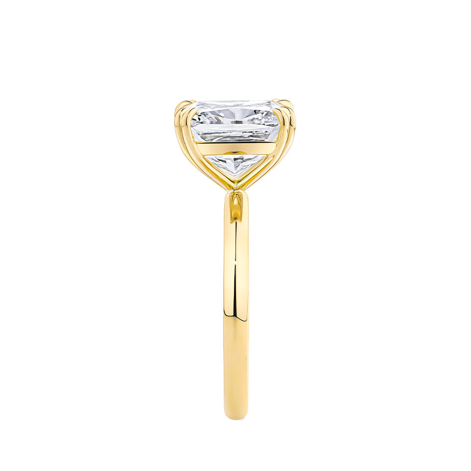 8.08 Carat Round Brilliant Cut Solitaire Engagement Ring in 18ct Yellow Gold