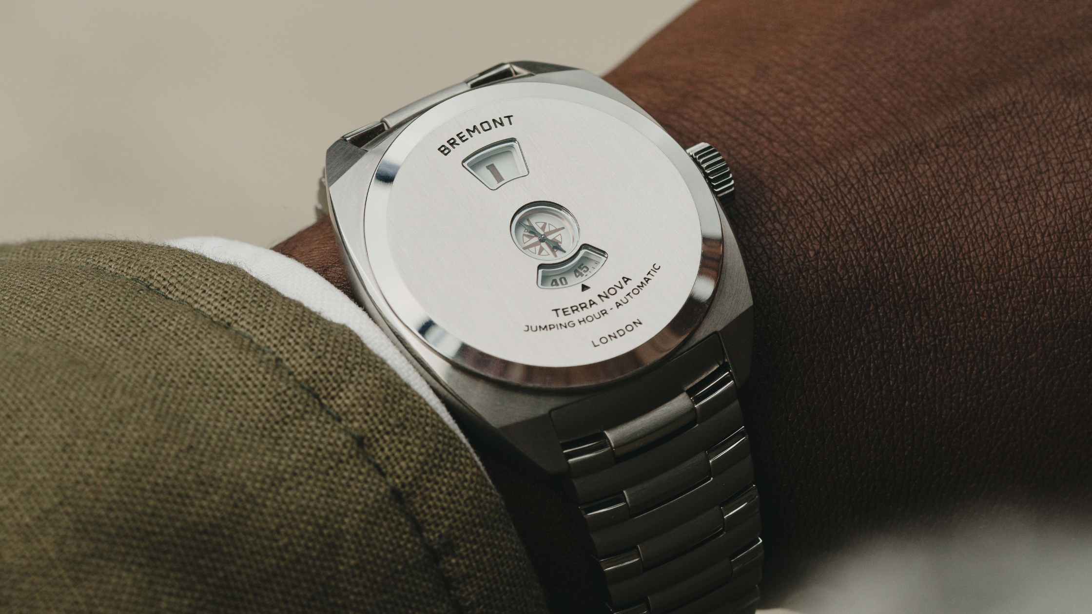 The Terra Nova Jumping Hour – A Masterpiece in Steel