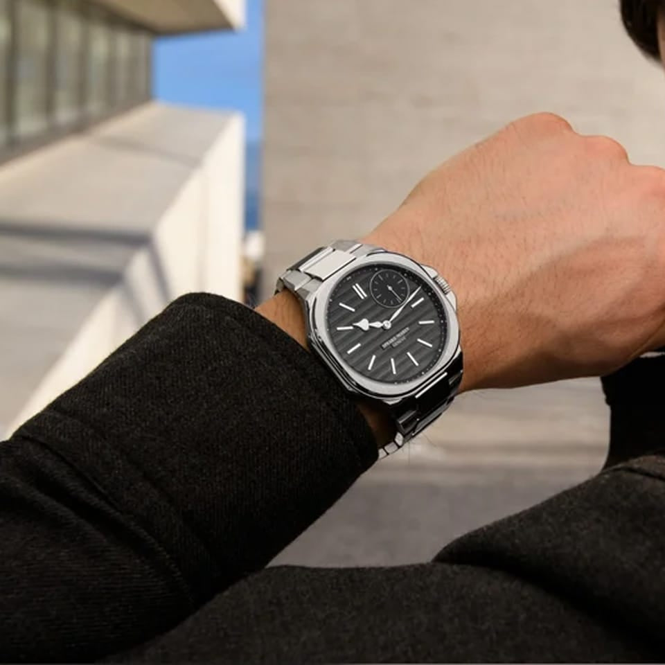 Speake Marin Ripples Black Original Automatic 40.30mm Watch 604015040 worn on the wrist, showing its sport-chic profile and integrated stainless steel bracelet. The black ripple dial and polished indexes sit beneath anti-reflective sapphire crystal.