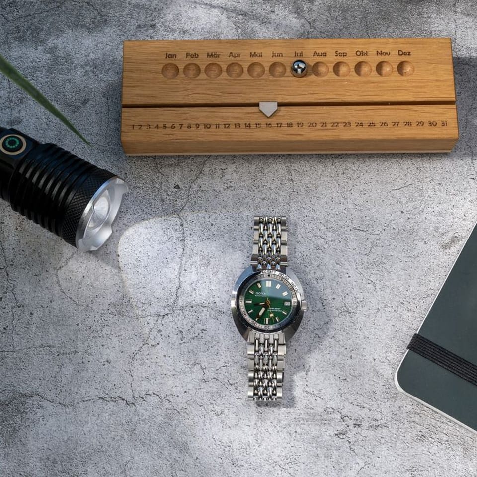 DOXA SUB 200T Sea Emerald Automatic 39mm Watch 804.10.131S.10 - lifestyle shot with light showing the rice bead detailed bracelet